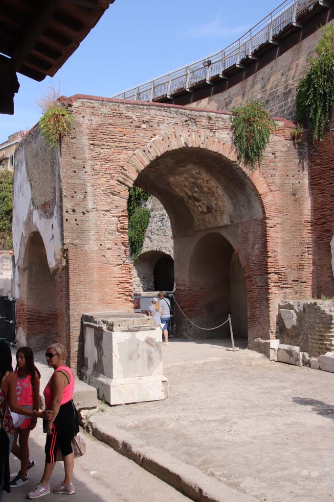 Herculaneum, September 2019. Looking north-west towards four-sided arch from Decumanus Maximus. 
Photo courtesy of Klaus Heese.